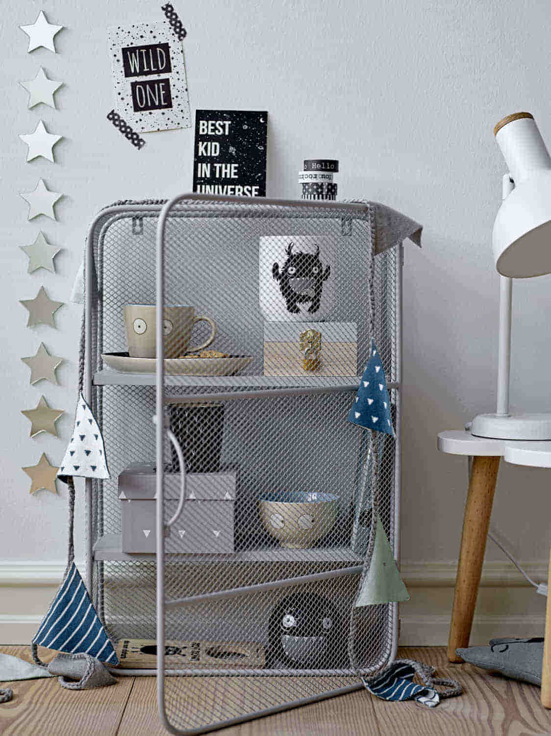 Motivbild Bloomingville Monster Produkt-Linie: ein durchsichtiger grauer Schrank in einem Jugendzimmer mit verschiedenen Bechern und Schalen mit Monster oder Augen-Motiv