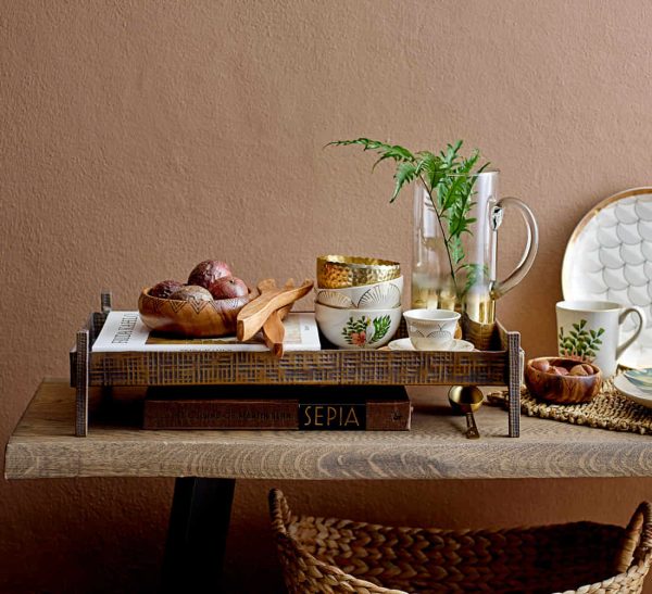 Motivbild Bloomingville Moana Müslischale Blumen mit Schalen-Set auf einer braunen Holz-Anrichte vor einer braunen Wand