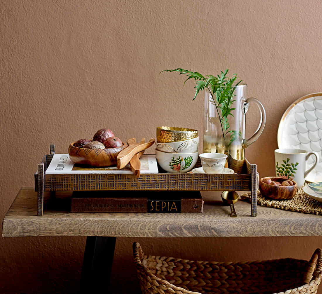 Motivbild Bloomingville Moana Müslischale Blumen mit Schalen-Set auf einer braunen Holz-Anrichte vor einer braunen Wand
